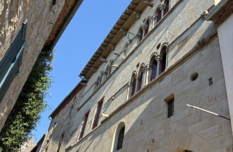 Facade Grand Ecuyer portrait
